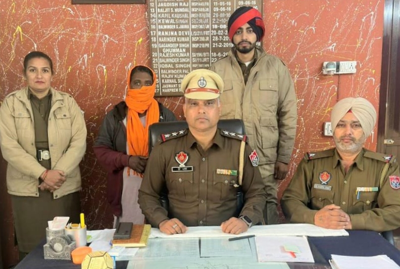 पुलिस ने महिला को 252 ग्राम नशीले पदार्थ के साथ गिरफ्तार किया है
